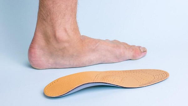 Bàn chân bẹt gây ra biến chứng vẹo cột sống