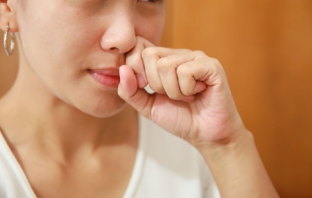 Cách massage trong 30 giây trị đau xoang và nghẹt mũi